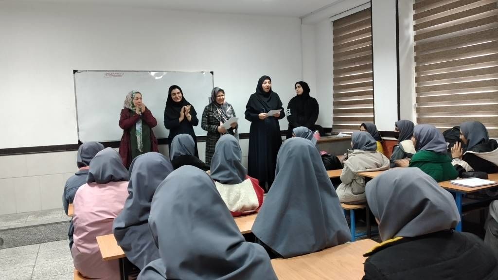 تجلیل از نخبگان آموزشی در دبیرستان شهیده محبوبه دانش