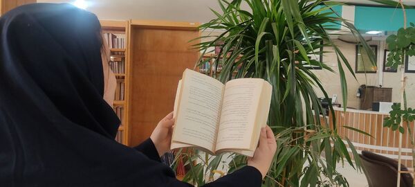 بازدید دانش‌آموزان دبیرستان امام حسین‌(ع) دوره دوم از کتابخانه عمومی شهر