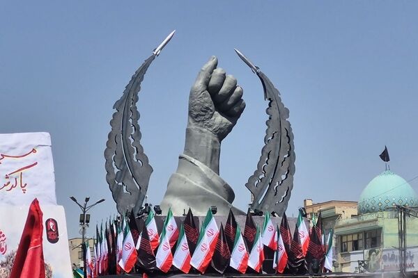 اشک یک ملت در بدرقه رهبر شهید