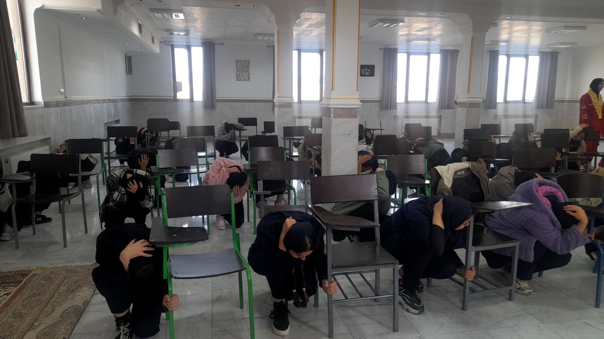 برگزاری مانور زلزله در هنرستان حضرت زینب(س) ناحیه ۴ کرج 