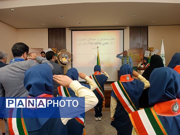 جشن عاطفه‌ها با تقسیم مهر و مهربانی در دبستان آرمینه مصلی نژاد 