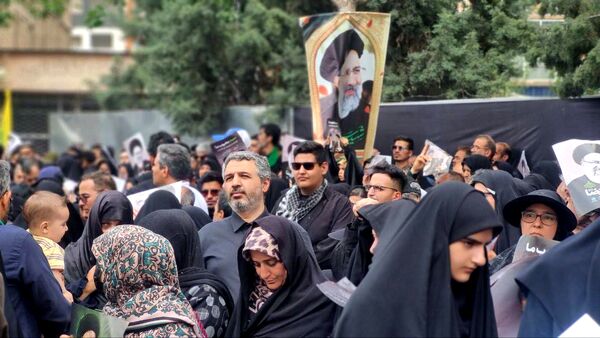 سیل خروشان زائران و مجاوران رضوی در مراسم تشییع پیکر شهدای خدمت