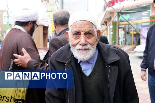 صفوف به‌هم پیوسته نمازگزاران در قروه