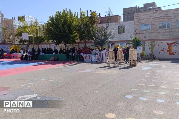 آیین گرامیداشت هفته بهداشت روان و تقدیر از همیاران مشاور در دبیرستان دخترانه رضوان برگزار شد