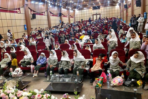 برگزاری سیرک لی‌لی پوت‌ها در اداره آموزش و پرورش رباط‌کریم
