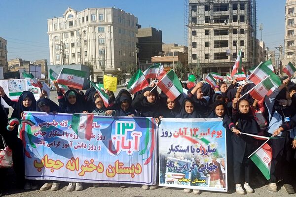 حضور پرشور دانش‌آموزان در راهپیمایی ۱۳آبان منطقه کهریزک 
