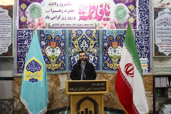 نهج‌البلاغه‌خوانی نماز‌گزاران کمالشهر پیش از خطبه‌های نماز 