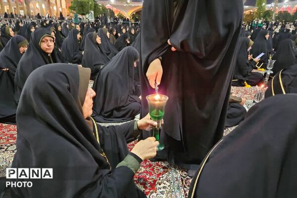 آیین لاله‌گردانی در شام غریبان امام رضا(ع)