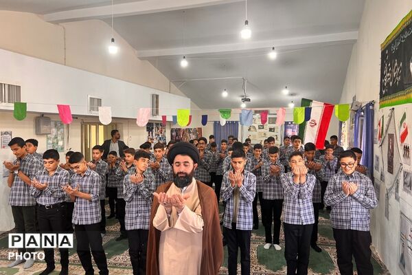  نماز جماعت دانش‌آموزان و معلمان در دبیرستان شهید مصطفی خمینی