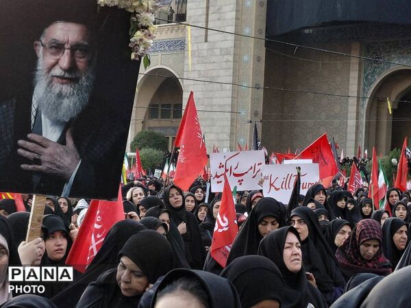 تهران در تب وداع با رهبر  مقتدر شهید