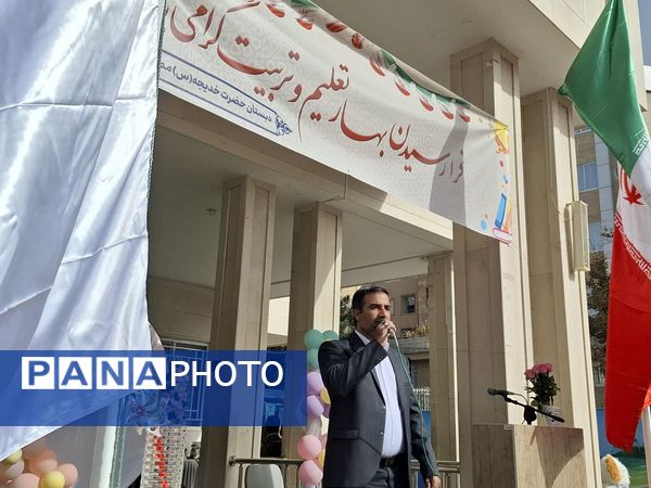 جشن شکوفه ها در دبستان مصلی نژاد