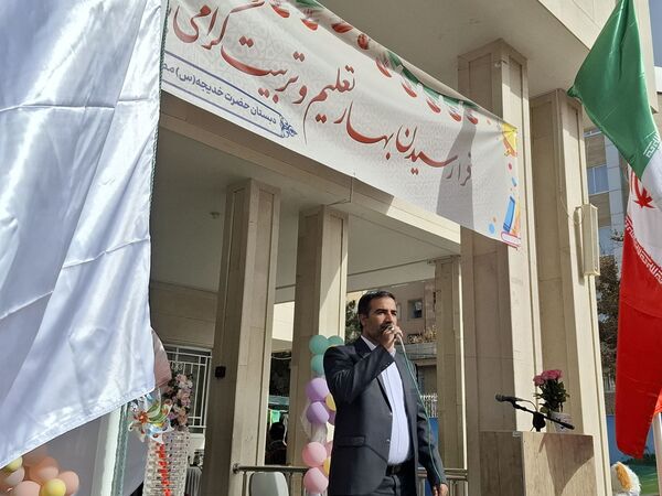جشن شکوفه ها در دبستان مصلی نژاد