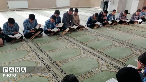 محفل قرآنی  در دبیرستان دوره اول پسرانه سیدالشهدا(ع)