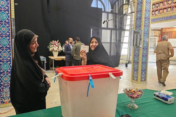 حضور مردم ولایتمدار شهرستان ورامین پای صندوق‌های اخذ رای