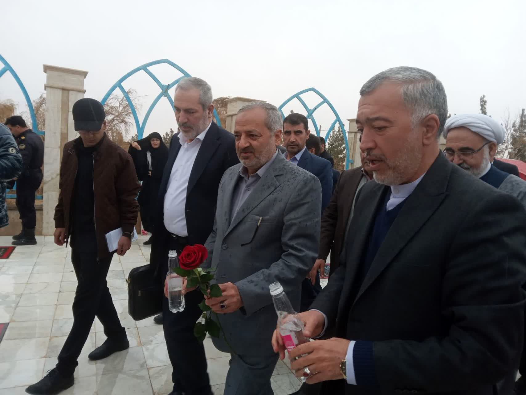 ادای احترام وزیر آموزش و پرورش به شهدای تایباد