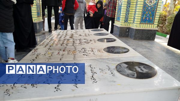 غبارروبی و عطرافشانی گلزار مطهر شهدا در نیشابور 