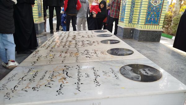 غبارروبی و عطرافشانی گلزار مطهر شهدا در نیشابور 