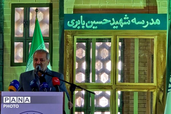 غبار روبی مزار شهیدان رجایی و باهنر با حضور وزیر آموزش و پرورش 