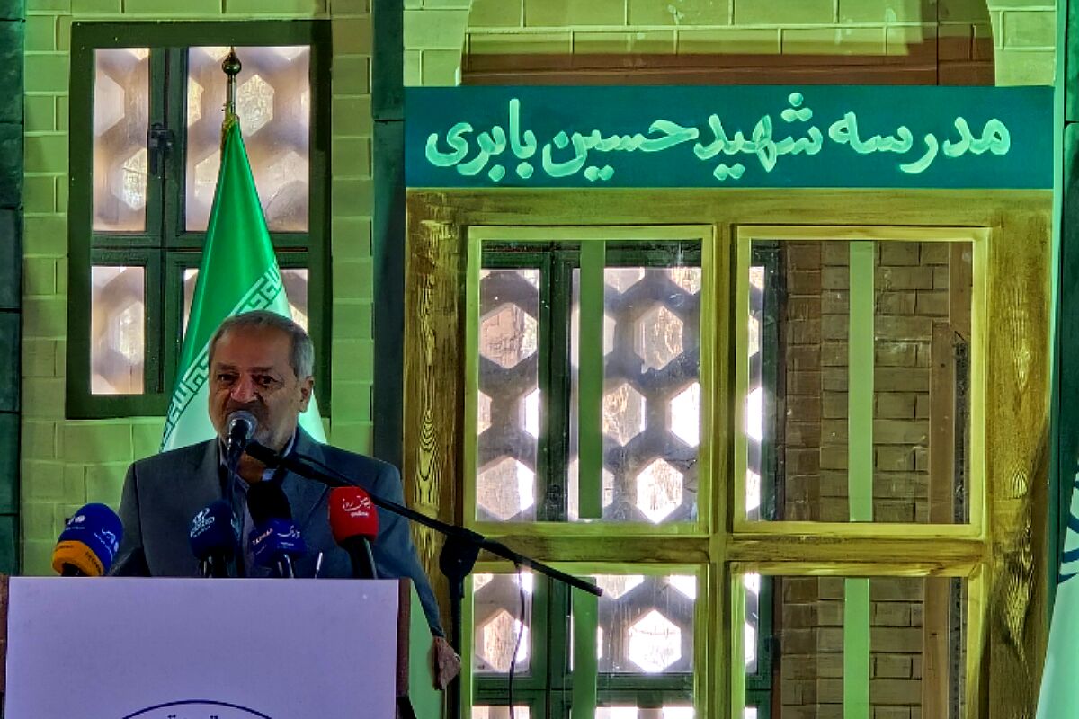 غبار روبی مزار شهیدان رجایی و باهنر با حضور وزیر آموزش و پرورش 