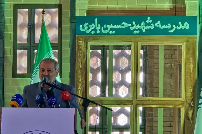 غبار روبی مزار شهیدان رجایی و باهنر با حضور وزیر آموزش و پرورش به مناسبت سالروز تاسیس امور تربیتی 