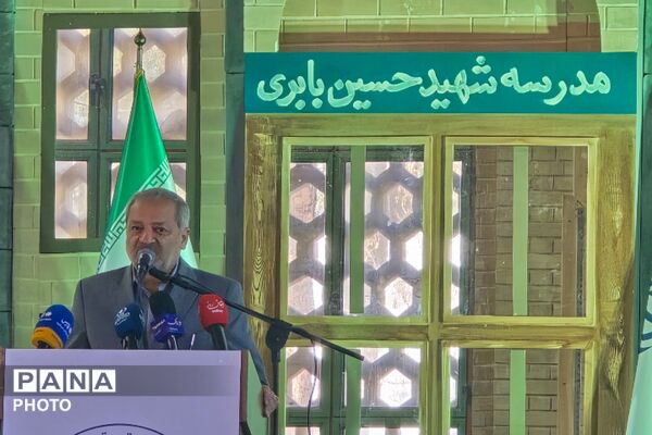 غبار روبی مزار شهیدان رجایی و باهنر با حضور وزیر آموزش و پرورش 