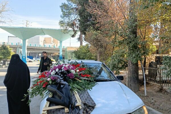 تشییع پیکر مادر شهیدان مشتاقیان در شیراز