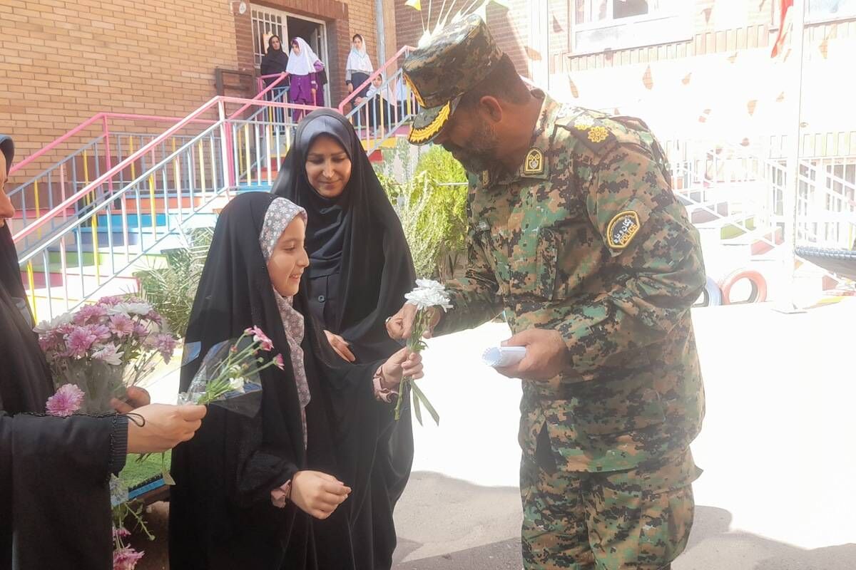 حضور نیروی انتظامی و فراجا در کلاس های درس دبستان حضرت مریم ۱