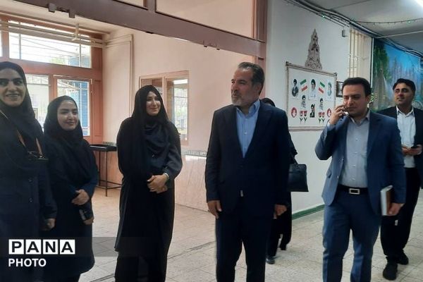 بازدید مدیر آموزش و پرورش ناحیه دو شهرری از دبستان شهید چمران