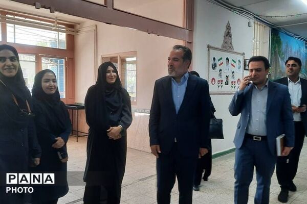بازدید مدیر آموزش و پرورش ناحیه دو شهرری از دبستان شهید چمران