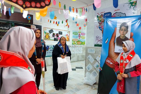 اهدا کتاب به پیشتازان فعال کهریزک 