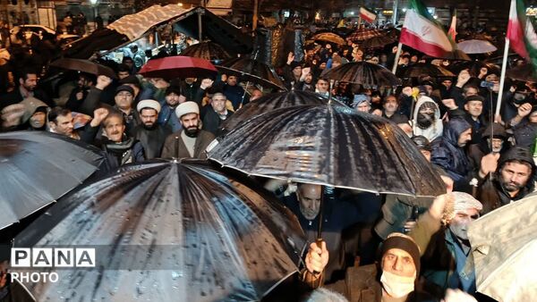 حضور حماسی مردم شهرستان نورآباد در شانزدهمین شب اجتماعات مردمی در زیر باران