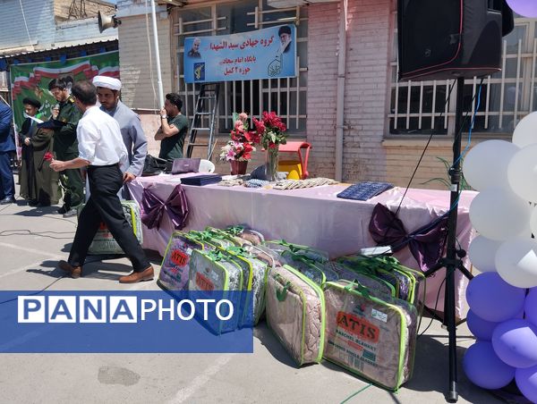 تجلیل از معلمان نمونه در مدرسه تقوا مشهد