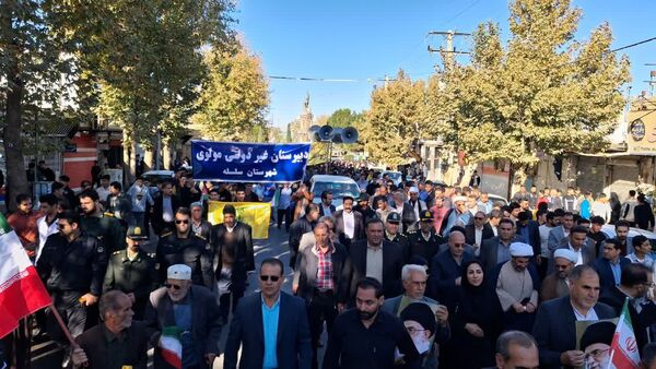روز ۱۳ آبان: درخششی دیگر در تاریخ شهرستان سلسله با راهپیمایی دانش‌آموزان و مردم