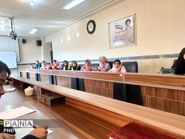 اولین جلسه آموزش خبرنگاری برای دانش‌آموزان پانا در هشتگرد 