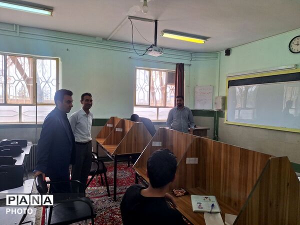 بازدید مدیر آموزشگاه نمونه آیت‌الله خامنه‌ای از قرائت خانه این دبیرستان