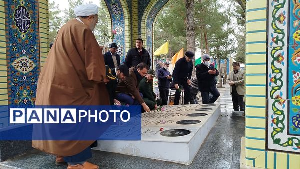 غبار روبی و عطر افشانی گلزار شهدا  در نیشابور 