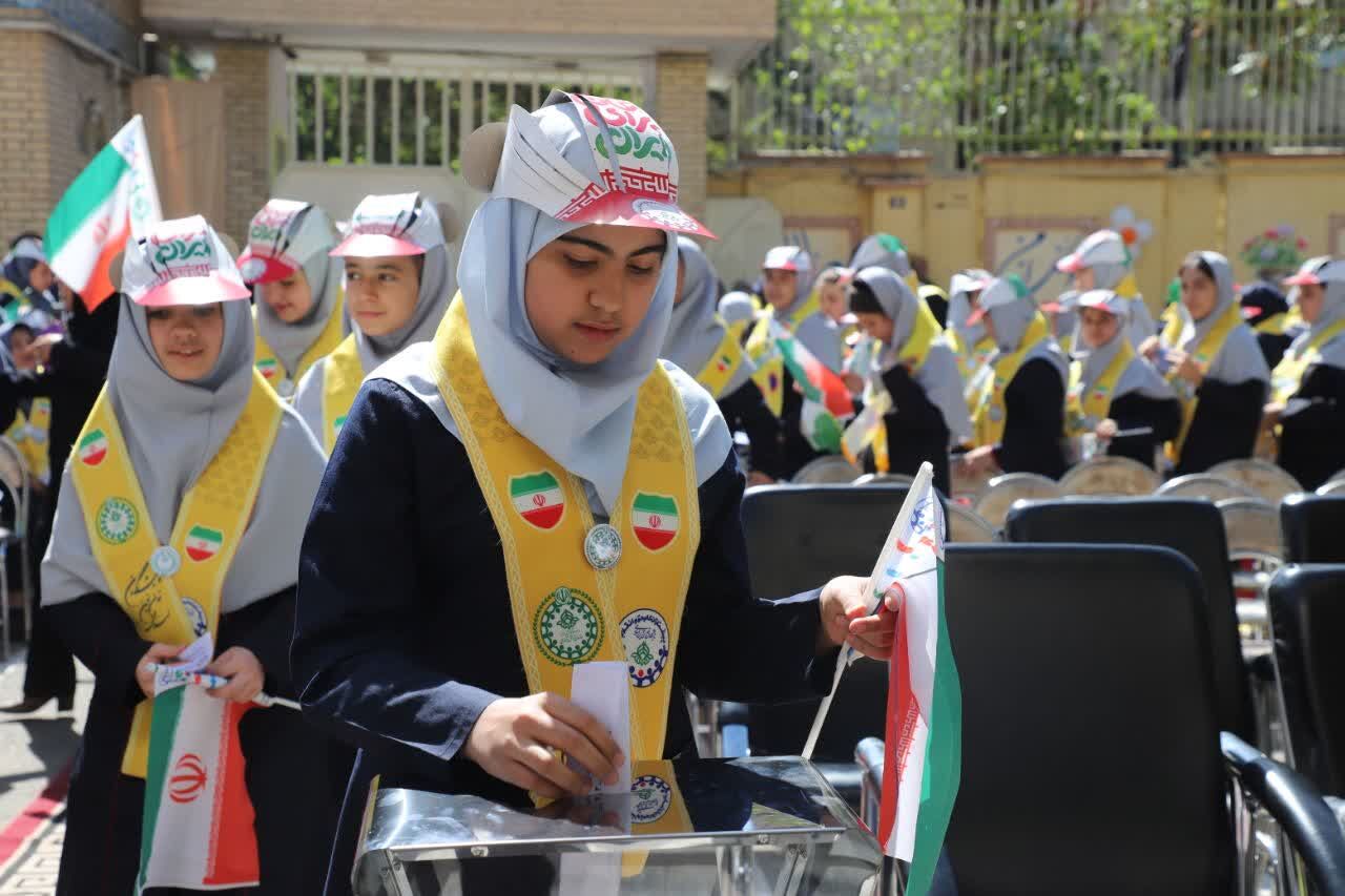 جشن عاطفه‌ها در دبیرستان ۱۳ آبان تبریز