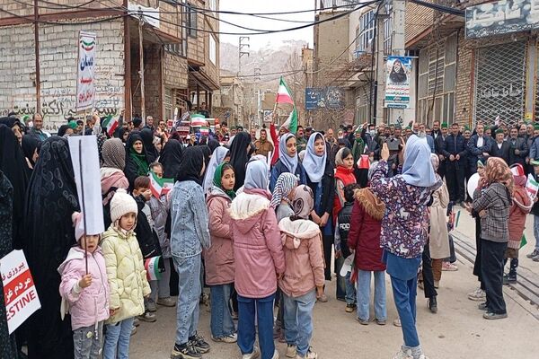 حضور کودکان و دانش آموزان در راهپیمایی یوم‌الله ۲۲بهمن در شهر بار نیشابور