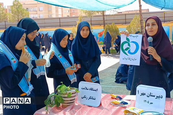 سه ایستگاه سلامت در زنگ تفریح  دبیرستان مهر نیشابور 