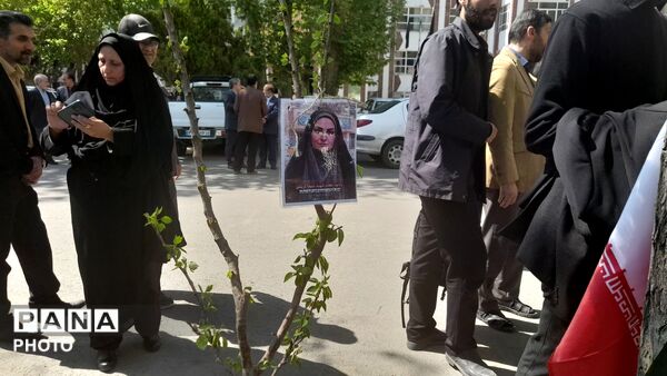 طنین یاد و نام شهدای میناب و رهبر شهید عزیزمان در اداره کل آموزش و پرورش خراسان رضوی