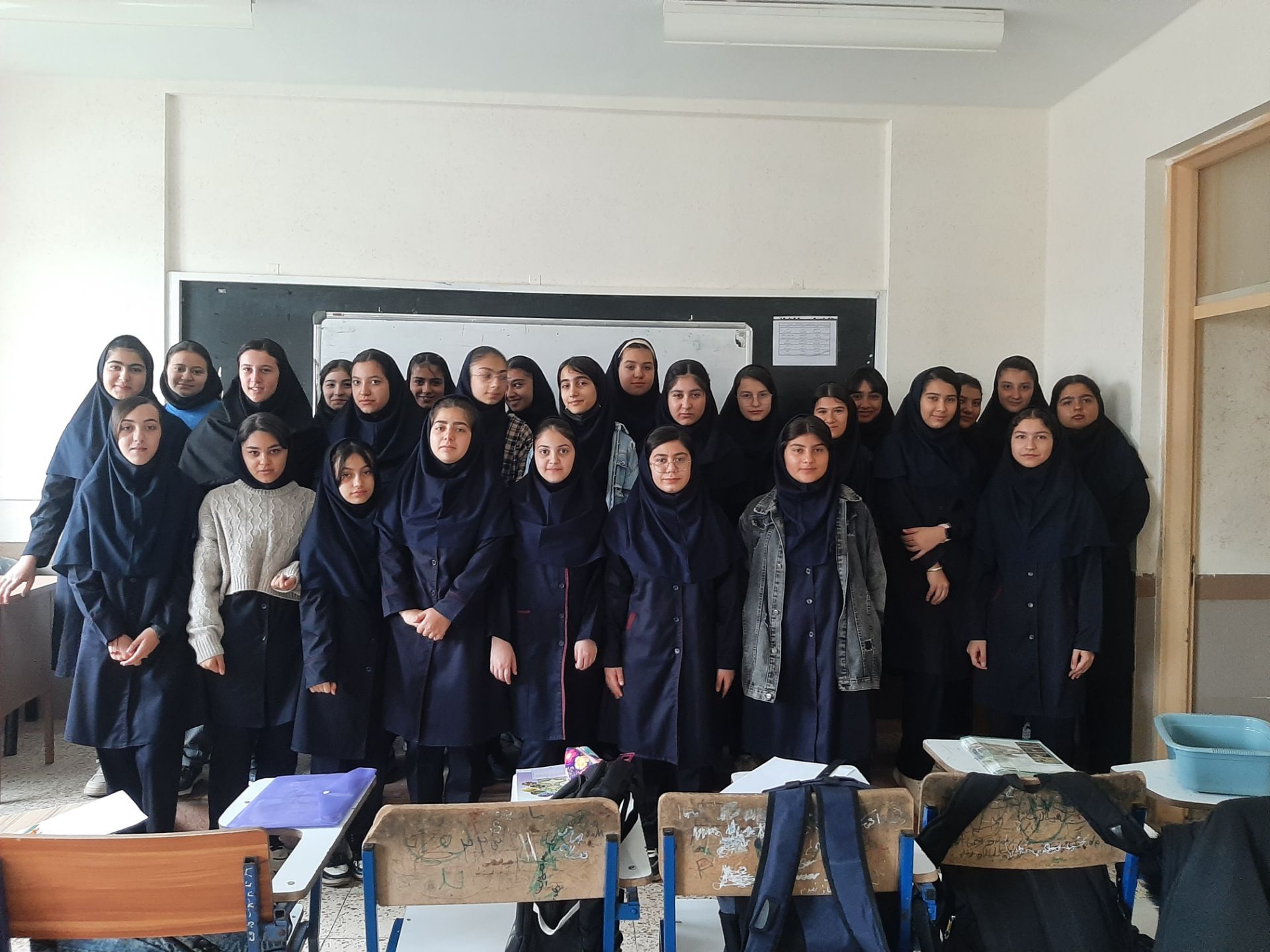 عکس یادگاری کلاس ۸/۴ مدرسه نور اردبیل
