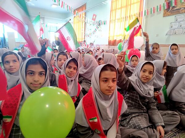 برنامه های فجر انقلاب در آموزشگاه بنیاد۱۵ خرداد ابرکوه