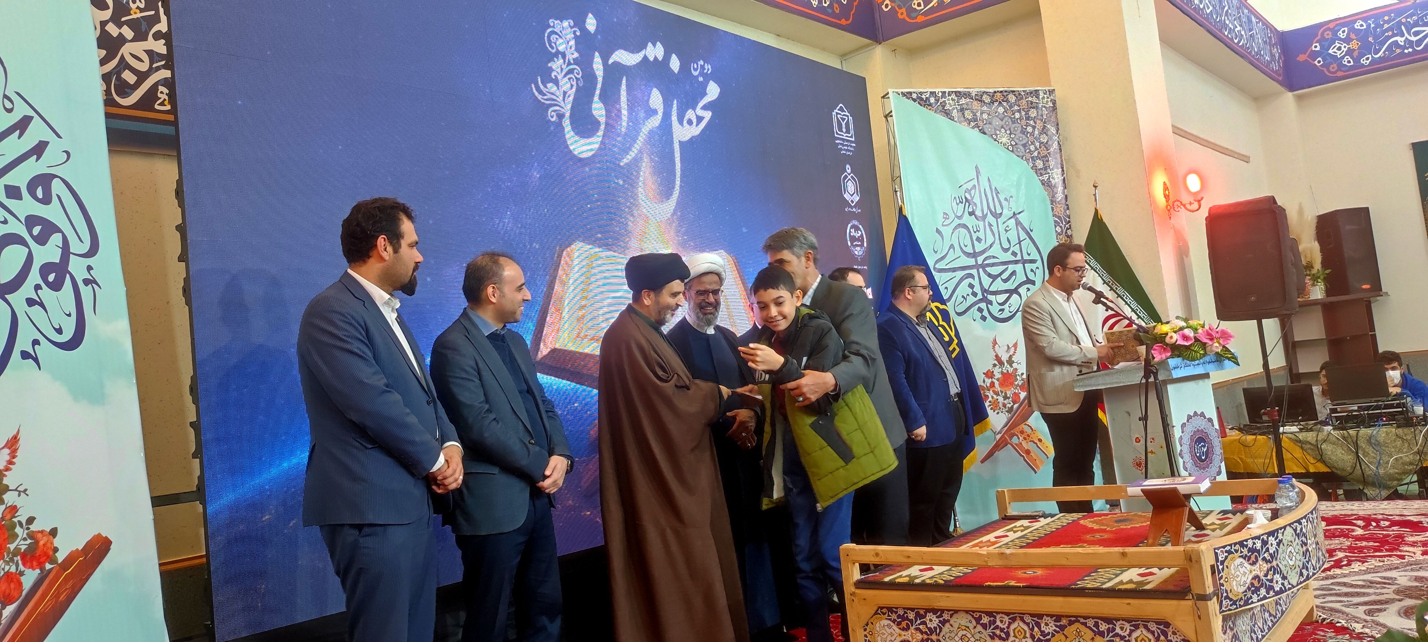 پدیده نوجوان قرآنی در محفل انس با قرآن کریم در دانشگاه علوم پزشکی خراسان شمالی