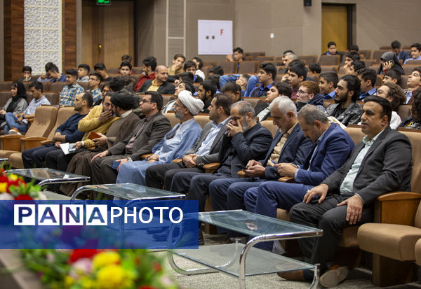 آیین تقدیر از دانش‌آموزان برگزیده در مسابقات فرهنگی هنری استان قم