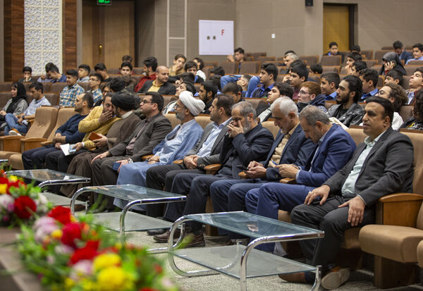 آیین تقدیر از دانش‌آموزان برگزیده در مسابقات فرهنگی هنری استان قم