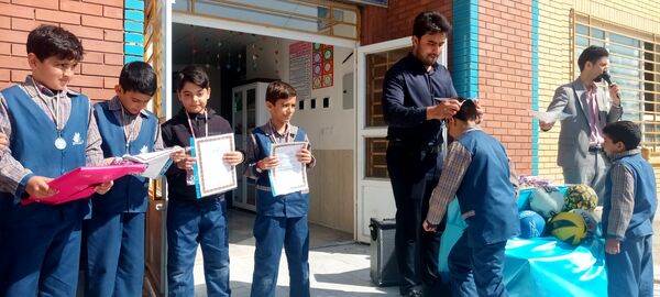 مراسم تقدیر و اهدای جوایز به تیم های برتر مدرسه پویندگان فرهنگ خلیل اباد