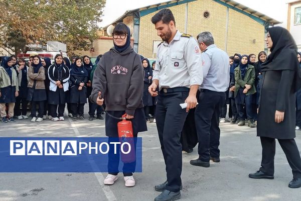 حضور‌ آتش نشانان شهر قدس در دبیرستان فرزانگان