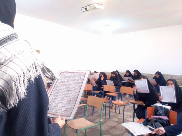 کلاس آمادگی و دفاعی با رنگ و بوی شهدا در دبیرستان فاطمیه
