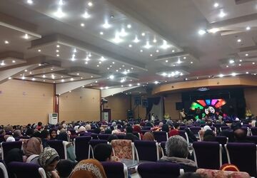 نیم‌ور غرق در شادی میلاد نخستین امام شیعیان