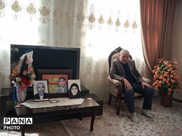 دیدار مدیر آموزش و پرورش ناحیه پنج مشهد با برادر شهید خیرزاده